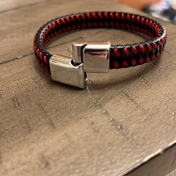 🆕 Men’s Black leather braided bracelet with red trim, with magnetic clasp. - Picture 4 of 5